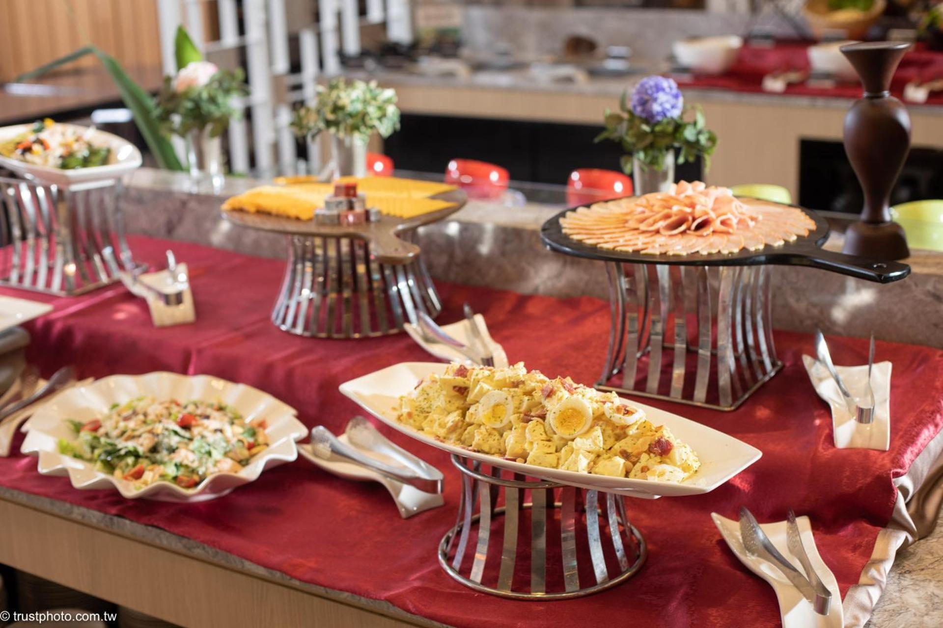 Grand Bay Resort Hotel Heng-ch'un Buitenkant foto A buffet at a hotel