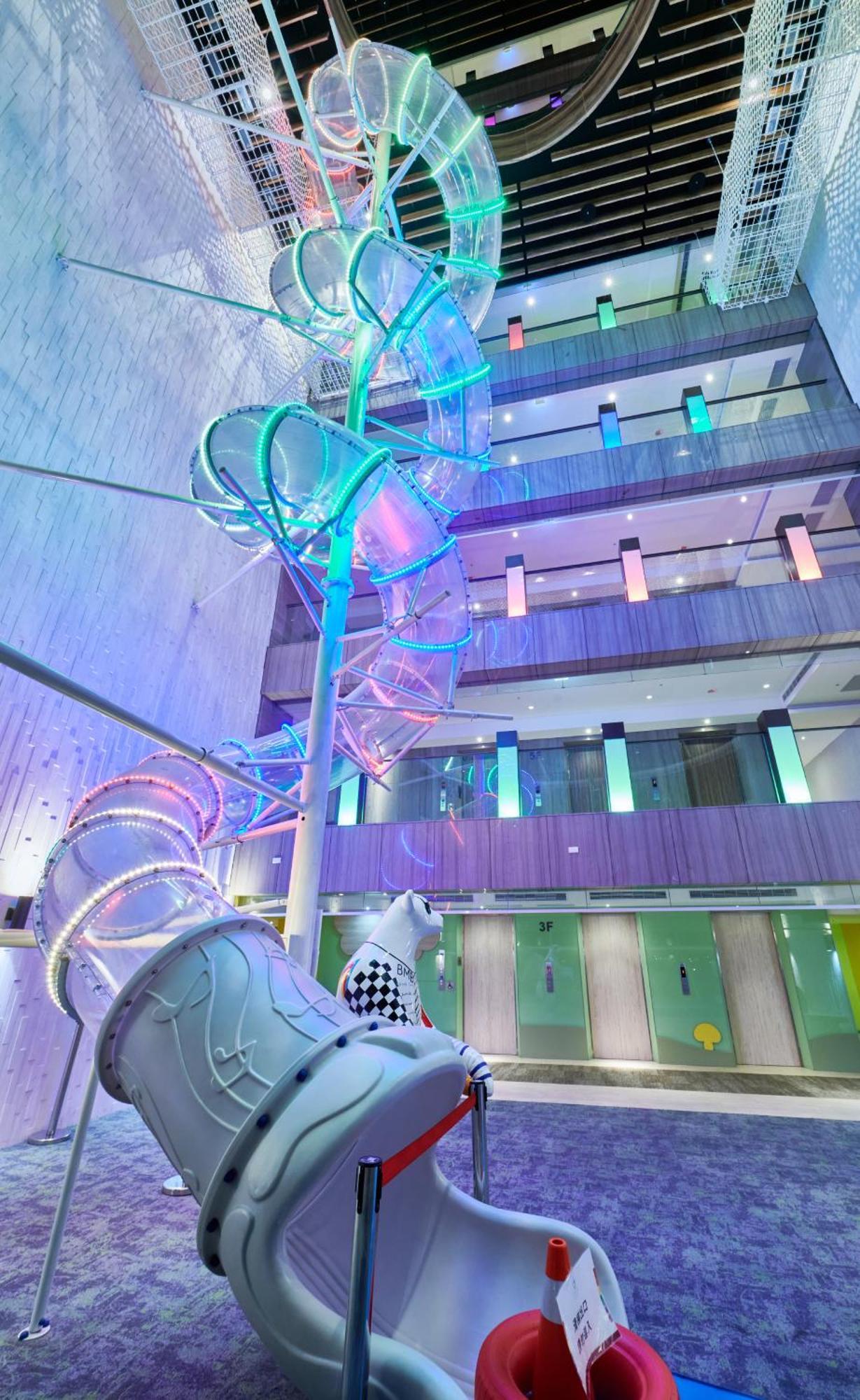 Grand Bay Resort Hotel Heng-ch'un Buitenkant foto The atrium at the new Royal Victoria Hospital
