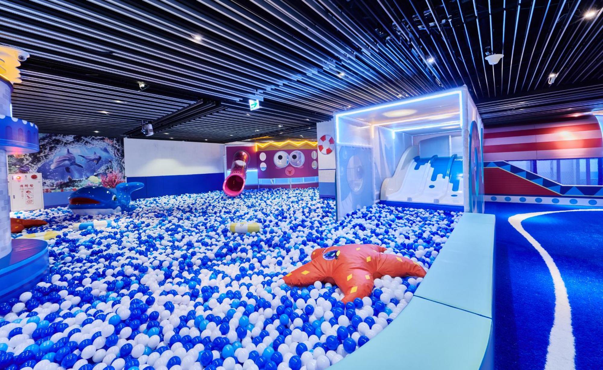 Grand Bay Resort Hotel Heng-ch'un Buitenkant foto Ball pit at the DreamWorks-themed area