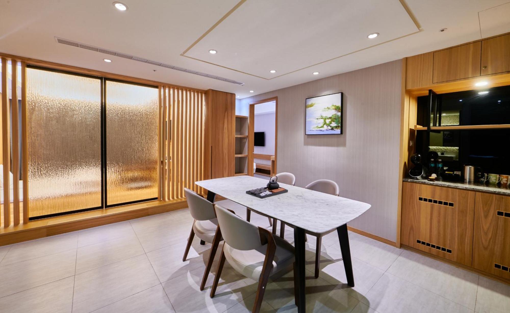 Grand Bay Resort Hotel Heng-ch'un Buitenkant foto The interior of a private suite at the airport