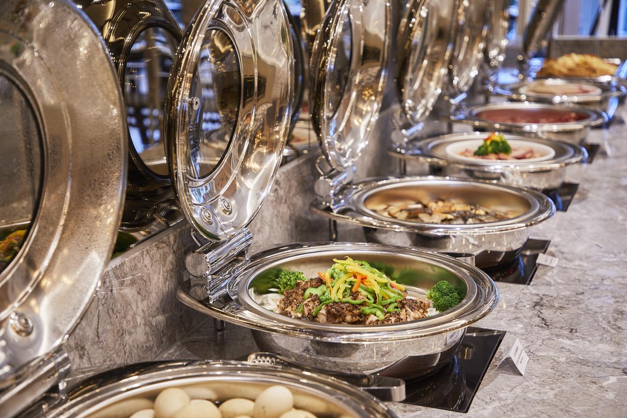 Grand Bay Resort Hotel Heng-ch'un Buitenkant foto A selection of chafing dishes