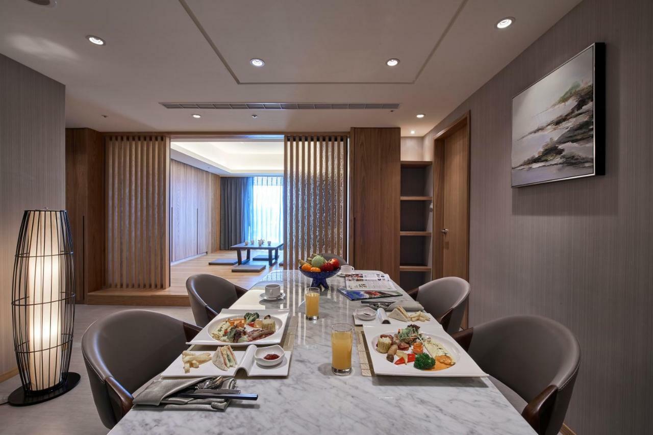 Grand Bay Resort Hotel Heng-ch'un Buitenkant foto A dining room in a suite at the hotel